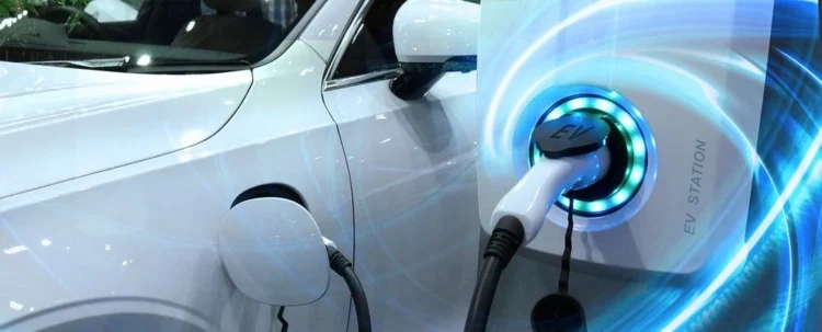 Elektryczny samochód podczas ładowania – mytracko.pl