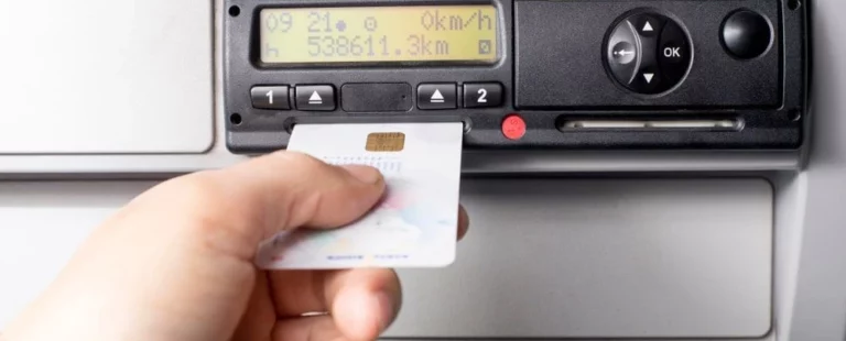 Karta kierowcy wkładana do tachografu cyfrowego