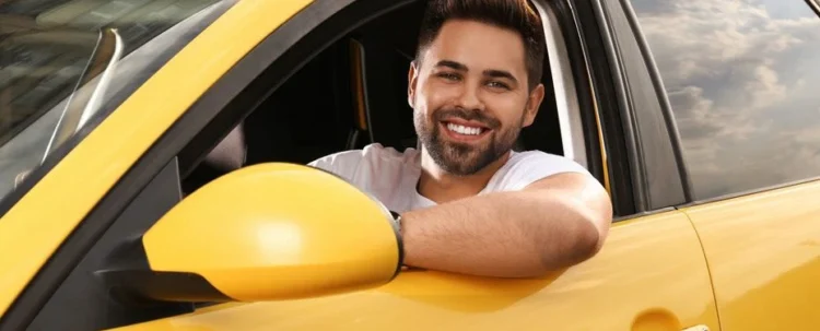 Kierowca w żółtej taksówce – mytracko.pl