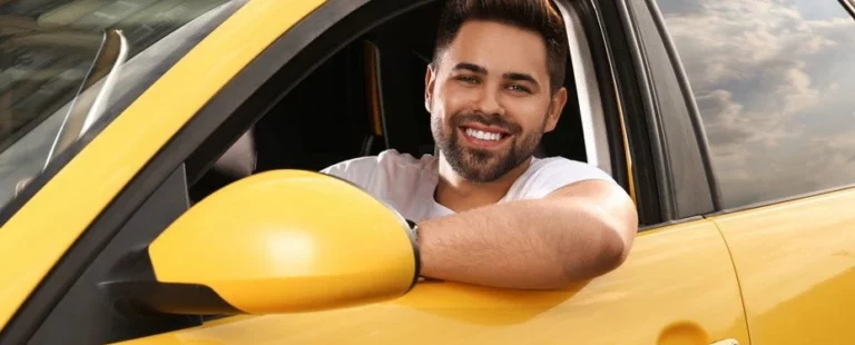 Kierowca w żółtej taksówce – mytracko.pl