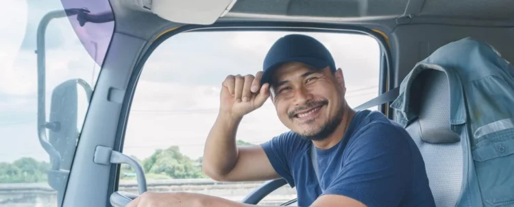 Profesjonalny kierowca w kabinie ciężarówki – mytracko.pl