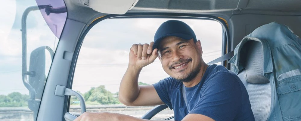 Profesjonalny kierowca w kabinie ciężarówki – mytracko.pl