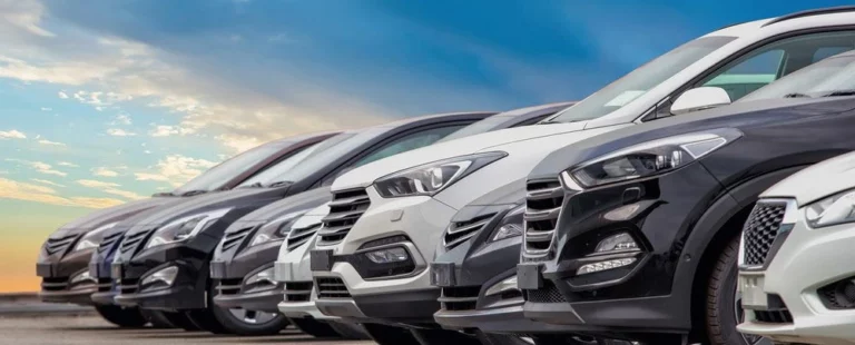 Rząd samochodów na parkingu – mytracko.pl