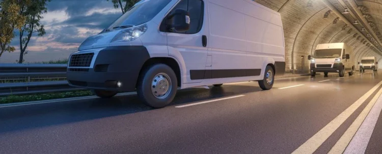 Samochód dostawczy na drodze – mytracko.pl